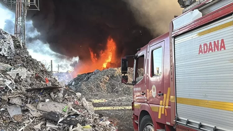 Adana’da bir geri dönüşüm fabrikasında yangın çıktı. İtfaiye ekipleri, yangına müdahale etmek için olay yerine sevk edildi.