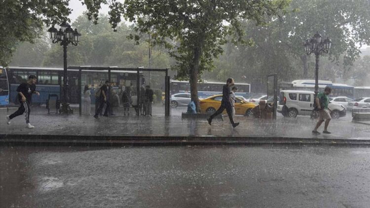 Ankara Valiliği, 8 Eylül’ü 9 Eylül’e bağlayan gece kent genelinde kuvvetli sağanak ve gök gürültülü yağış beklendiğini duyurdu.