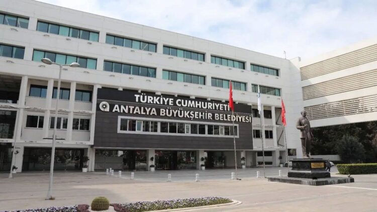Antalya Büyükşehir Belediyesi’ne yönelik yürütülen operasyon kapsamında 20 kişi hakkında gözaltı kararı verildi.
