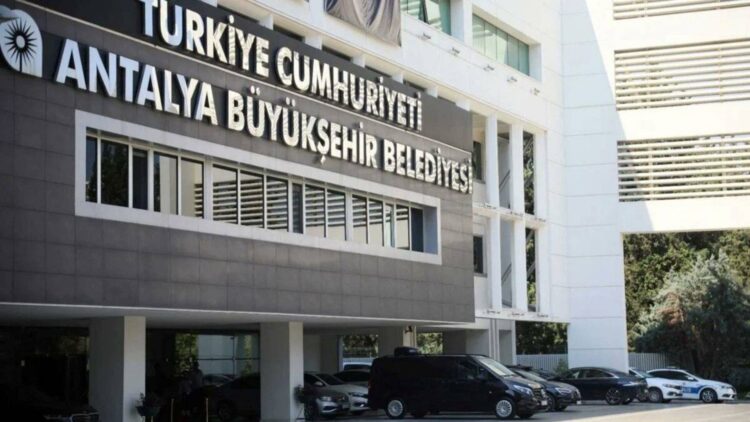 Antalya Büyükşehir Belediyesi’ne yönelik “rüşvet” ve “yolsuzluk” soruşturması kapsamında 22 kişi hakkında gözaltı kararı verildi.