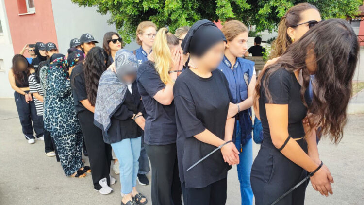 Adana merkezli 3 ilde gerçekleştirilen yasa dışı bahis operasyonunda, 9’u kadın olmak üzere 33 şüpheli gözaltına alındı.
