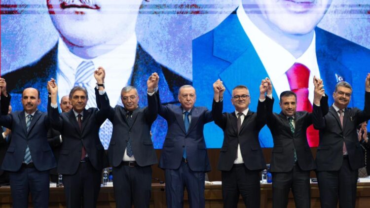 İki belediye başkanı daha AK Parti'ye katıldı.