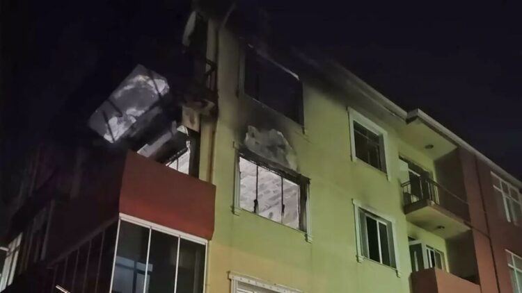 Bursa’nın Karacabey ilçesi Saadet Mahallesi’nde bulunan 4 katlı bir binanın üçüncü katında henüz belirlenemeyen bir nedenle yangın çıktı. Kısa sürede büyüyerek tüm daireyi saran alevlere, ihbar üzerine olay yerine gelen itfaiye ekipleri müdahale etti.