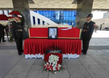 Eski TBMM Başkanı Karakaş için Meclis’te tören düzenlendi