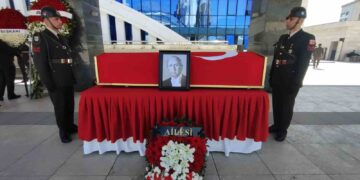 Eski TBMM Başkanı Karakaş için Meclis’te tören düzenlendi