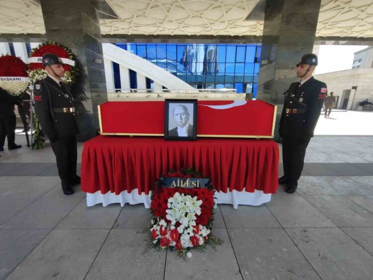 Eski TBMM Başkanı Karakaş için Meclis’te tören düzenlendi