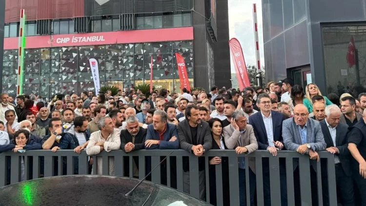 CHP İstanbul İl Başkanlığı önünde gelişmeler neler? İstanbul’daki CHP İl Başkanlığı önünde gerginlik devam ediyor.