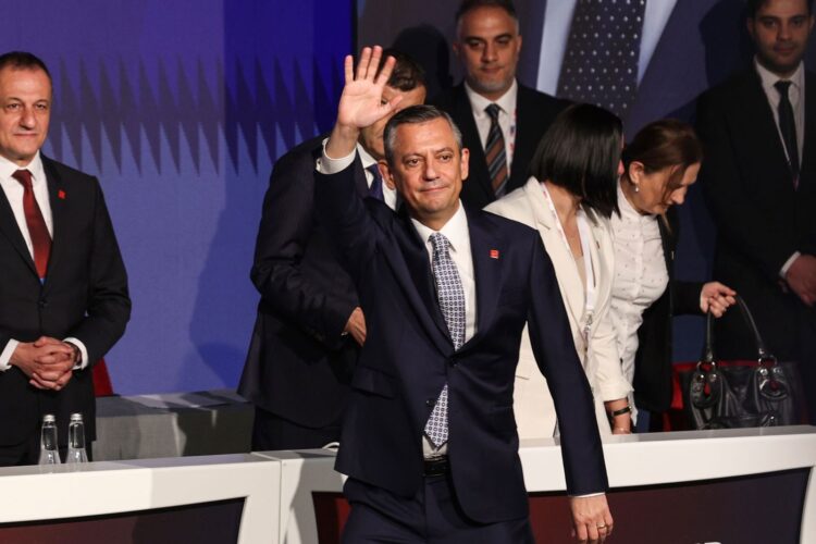 CHP, Genel Başkan Özgür Özel’in 38. Olağan Kurultay’a ilişkin iptal davalarına ve “mutlak butlan” veya “kayyum heyeti” ihtimallerine karşı tedbir olarak, bu yıl ikinci kez olağanüstü kurultay düzenliyor.