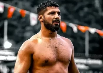 Enes Doğan, Elmalı Yağlı Güreşleri’nde başpehlivan oldu!