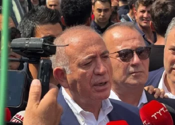 Kayyum Gürsel Tekin CHP İstanbul İl Başkanlığı’na polis eşliğinde girdi