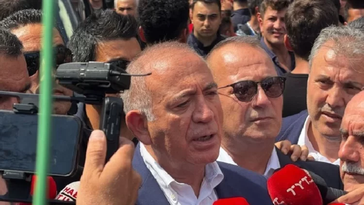Kayyum Gürsel Tekin CHP İstanbul İl Başkanlığı’na polis eşliğinde girdi.