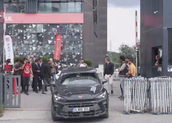 CHP İstanbul’da kriz devam ediyor: Gürsel Tekin İl Başkanlığı binasına geldi