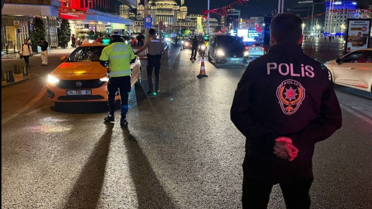 İstanbul Asayiş Şube Müdürlüğü koordinasyonunda dün gerçekleştirilen “Huzur İstanbul” uygulaması, iki aşamada yapıldı.