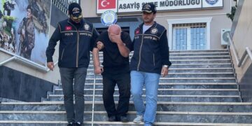 İstanbul’da çalıntı araçları değiştirip satan 4 zanlı tutuklandı