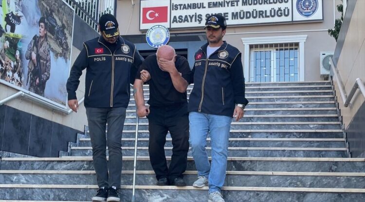 İstanbul’da çalıntı araçları değiştirip satan 4 zanlı tutuklandı.
