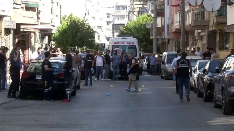 İzmir’in Balçova ilçesinde Salih İşgören Polis Merkezi’ne düzenlenen silahlı saldırıda iki polis memuru hayatını kaybetti, biri ağır olmak üzere iki polis de yaralandı.