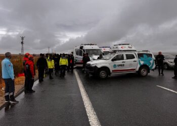 Jandarma aracına çarpan kazada 2’si asker 3 kişi hayatını kaybetti