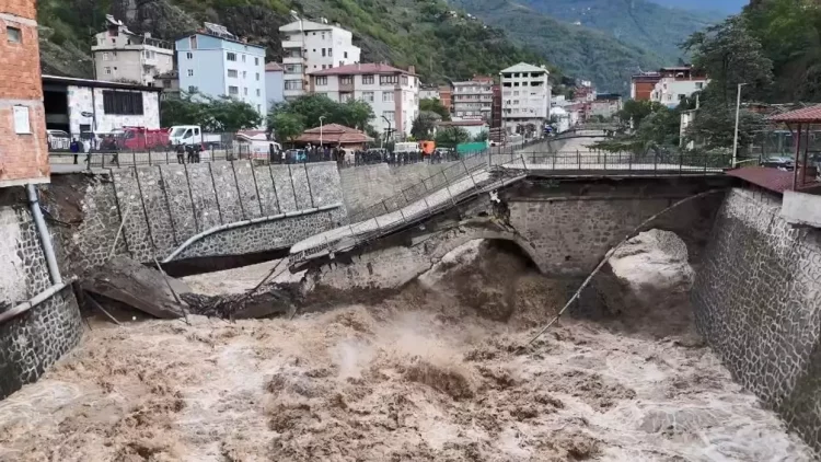 Doğu Karadeniz’de etkili olan sağanak, Rize, Artvin, Giresun ve Trabzon’u vurdu.