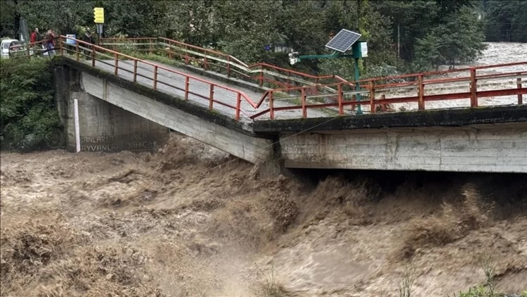 Şiddetli yağış Karadeniz'de sel ve heyelana sebep oldu.