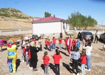 Muş’ta, gönüllüler köy okullarındaki öğrencileri sevindirmeye devam ediyor!