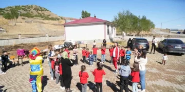 Muş’ta, gönüllüler köy okullarındaki öğrencileri sevindirmeye devam ediyor!