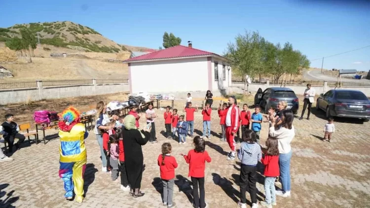 musta gonulluler koy okullarindaki ogrencileri sevindirmeye devam ediyor habermeydan