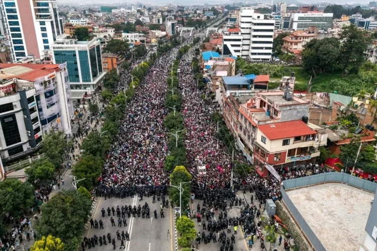 Genç protestoları ülkeye tarihi bir lider getiriyor.