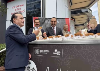 Sanayi ve Teknoloji Bakanlığı New York’ta simit dağıttı