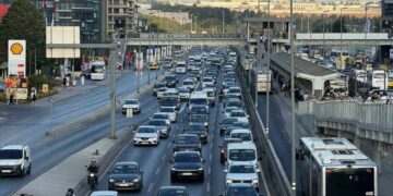Okullarda uyum haftası başladı: İstanbul trafiği yoğunlaştı