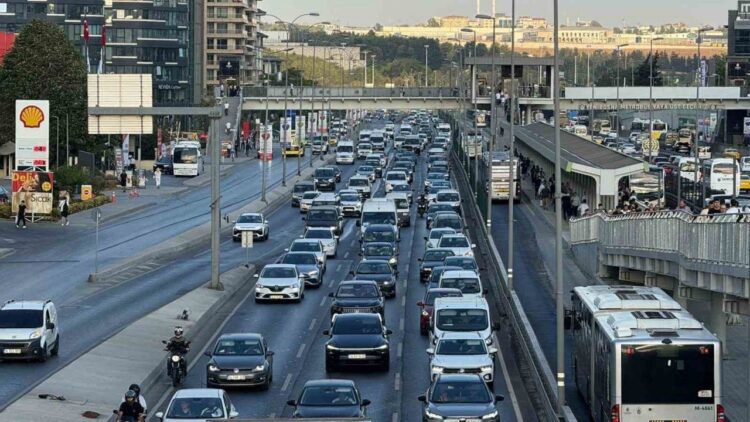 Okullarda uyum haftasıyla İstanbul trafiği yoğunlaştı.