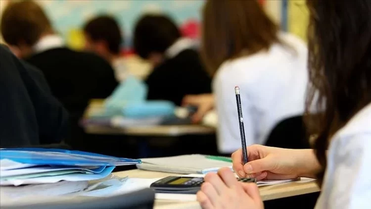 Ortaokul ve liselerde yeni eğitim dönemi başladı.