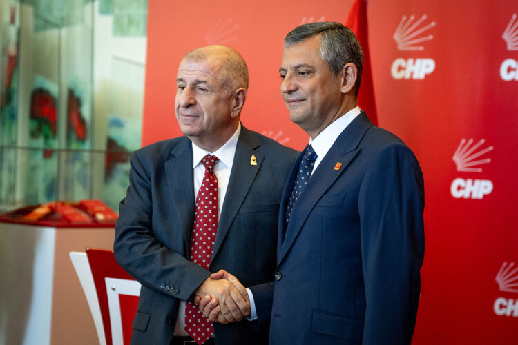 Özgür Özel, Zafer Partisi Genel Başkanı Ümit Özdağ ile bir araya geldi.