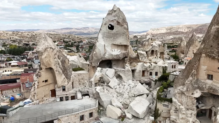 Göreme’de milyonlarca yıllık peribacası yıkıldı.