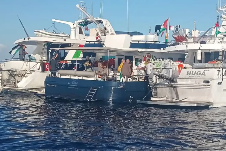 İspanya ve İtalya, Sumud Filosu’na yapılan saldırıların ardından yardım ve koruma için donanma gemilerini görevlendireceklerini açıkladı.