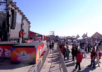 TEKNOFEST İstanbul kapılarını açtı: SOLOTÜRK ve Türk Yıldızları gösterisiyle sahnede TEKNOFEST İstanbul kapılarını açtı: SOLOTÜRK ve Türk Yıldızları gösterisiyle sahnede