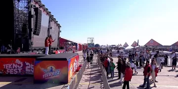 TEKNOFEST İstanbul kapılarını açtı: SOLOTÜRK ve Türk Yıldızları gösterisiyle sahnede