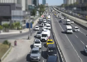 İstanbul trafiğinde yeni uygulama: Ambulans sesi duyulunca müzik susturulacak