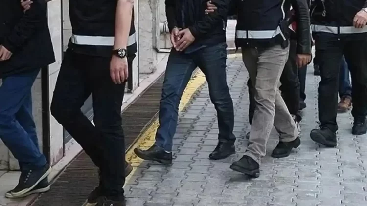 İstanbul Emniyeti’ne bağlı Mali Suçlarla Mücadele Şube Müdürlüğü ekipleri, Beylikdüzü Vergi Denetim Kurumu’nda görevli bazı vergi müfettişlerinin vatandaşlar ve firmalar için hazırlayacakları raporlar üzerinden tehdit ve rüşvet talebinde bulunduğunu tespit etti.