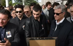 Annesinin ölümüyle yıkılan, Akın Akınözü dayısını da kaybetti Akin Akinozu dayisinida kaybetti1 habermeydan
