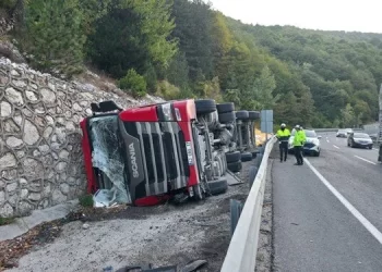 Bursa’da tır devrildi! 2 kişi ağır yaralandı