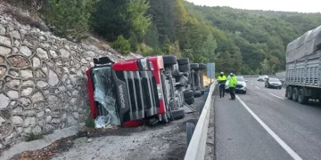 Bursa’da tır devrildi! 2 kişi ağır yaralandı