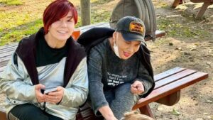 Emel Müftüoğlu minik serçe ile dinlenme molası verdi Emel Muftuoglu minik serce dinlenme molasi verdi habermeydan