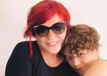 Emel Müftüoğlu minik serçe ile dinlenme molası verdi