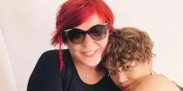 Emel Müftüoğlu minik serçe ile dinlenme molası verdi