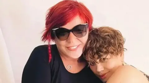 Emel Müftüoğlu minik serçe ile dinlenme molası verdi Emel Muftuoglu minik serce dinlenme molasi verdi1 habermeydan