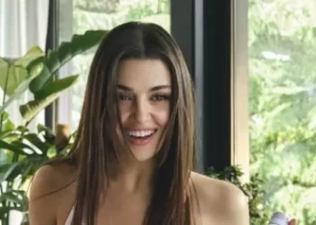 Hande Erçel, Hakan Sabancı'ya gözyaşlı mesaj verdi Hande Erçel, Hakan Sabancı’ya gözyaşlı mesaj verdi