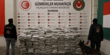 Kapıkule ve İspala'da operasyon! 525 kilo uyuşturucu ele geçirildi Kapıkule ve İspala’da operasyon! 525 kilo uyuşturucu ele geçirildi