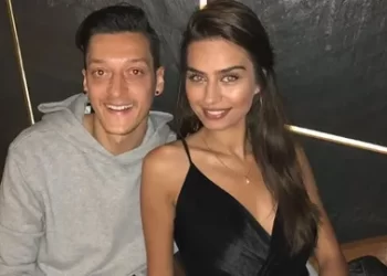 Mesut Özil’in eşi Amine Gülşe iddiaları yalanladı