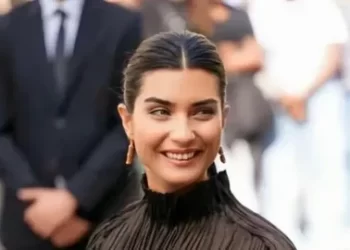 Oyuncu Tuba Büyüküstün, Paris moda haftası kombini!