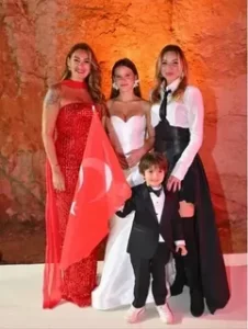 Pınar Altuğ'un kızı Su ilk kez podyumda boy gösterdi Pinar Altugun kizi Su ilkkez podyumda boy gosterdi2 habermeydan